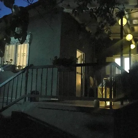 펜션 Detached Renovated With A Garden 3 Min Walk From The