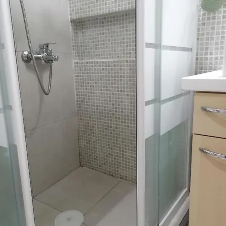 펜션 Detached Renovated With A Garden 3 Min Walk From The 벌하티