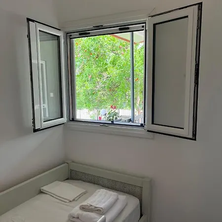 Detached Renovated With A Garden 3 Min Walk From The Σπίτι διακοπών *