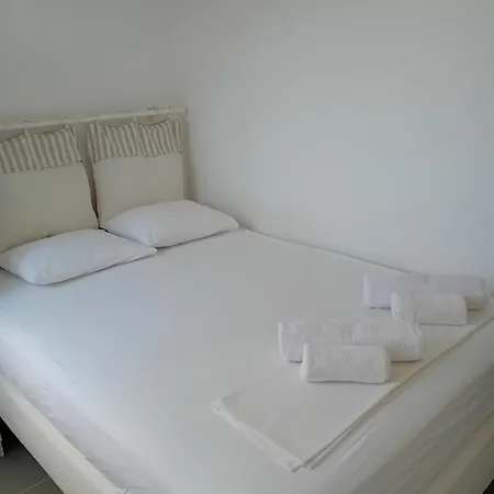 Detached Renovated With A Garden 3 Min Walk From The Βραχάτι