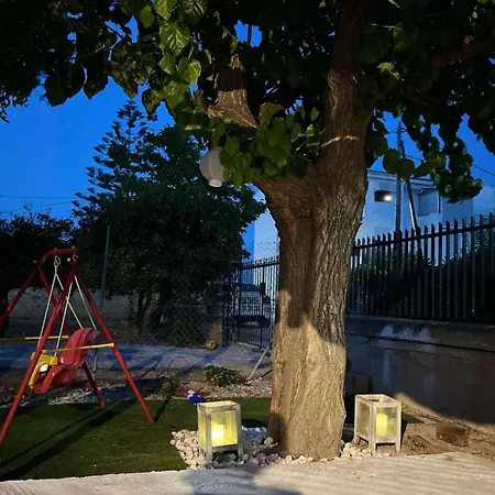 Detached Renovated With A Garden 3 Min Walk From The * Βραχάτι