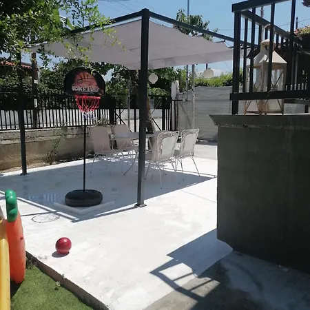 Detached Renovated With A Garden 3 Min Walk From The *