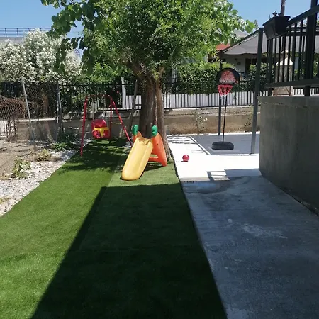 Detached Renovated With A Garden 3 Min Walk From The * Βραχάτι