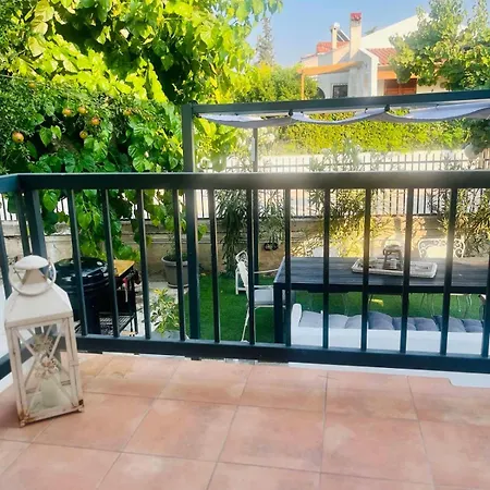 Detached Renovated With A Garden 3 Min Walk From The *