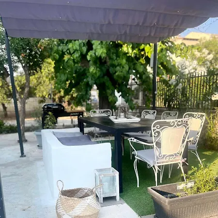Detached Renovated With A Garden 3 Min Walk From The * Βραχάτι