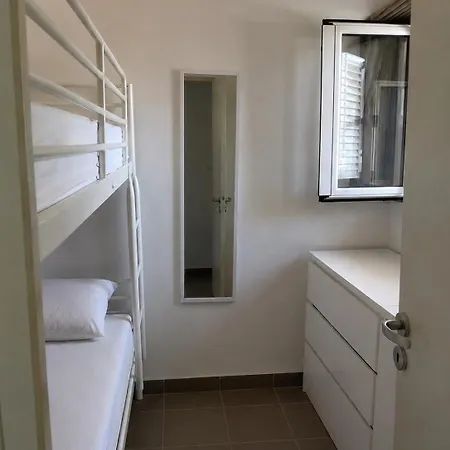 Detached Renovated With A Garden 3 Min Walk From The *